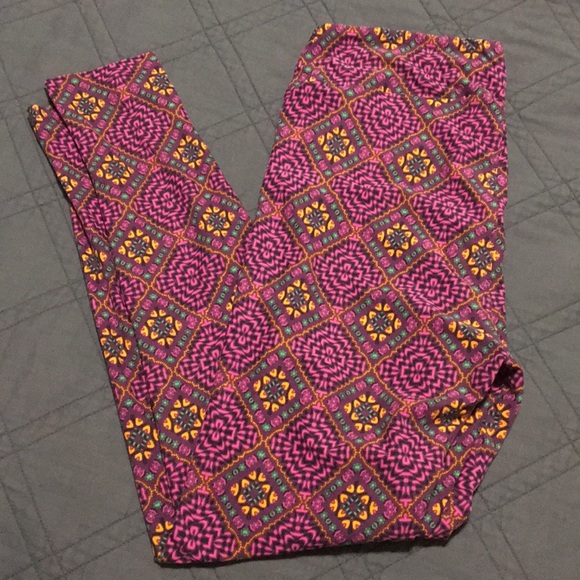 LuLaRoe Pants - LuLaRoe diamond pattern purple leggings TC NWT!